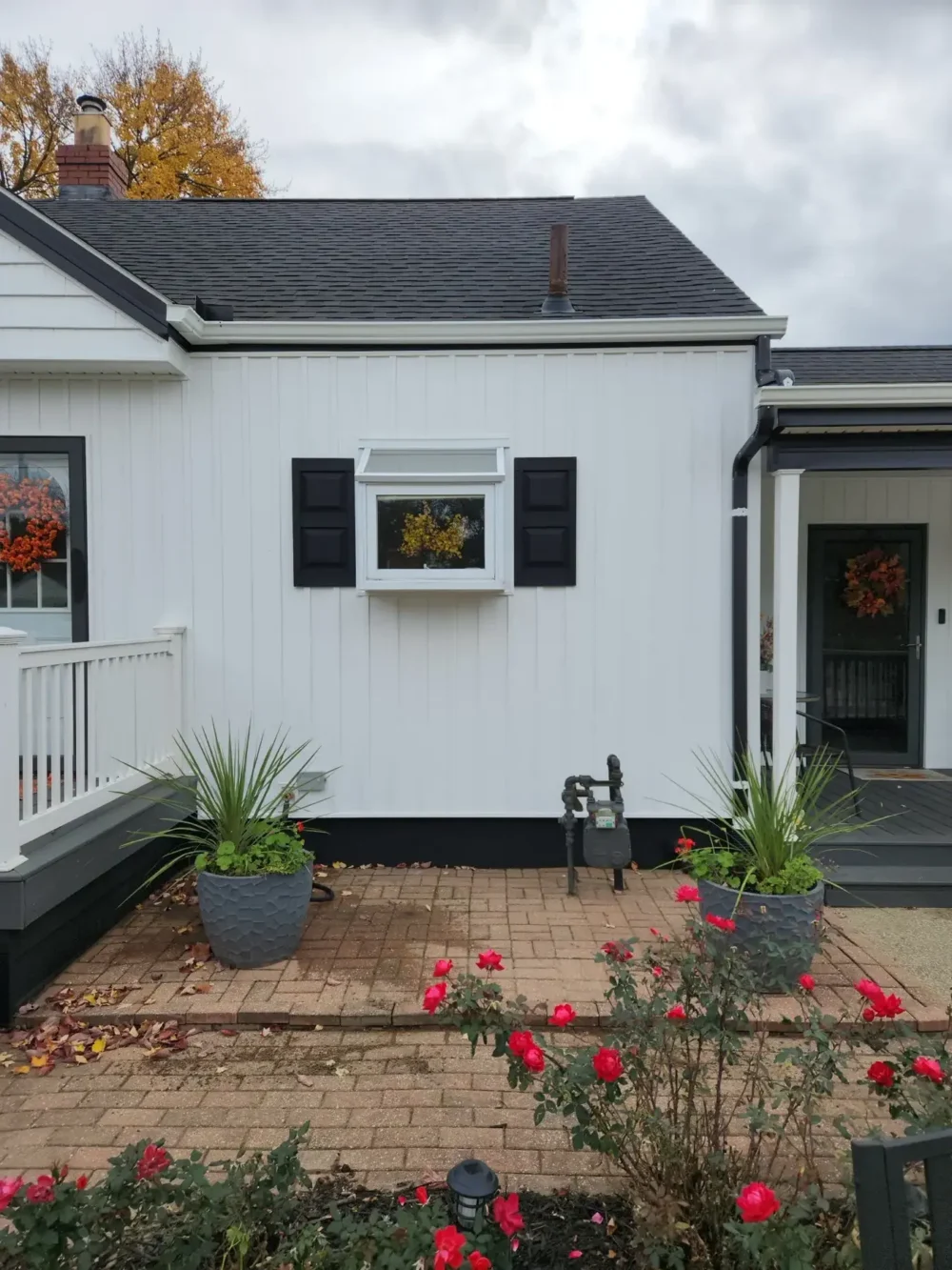 Norandex Woodsman Select White Vinyl siding, gutters, and downspouts by Biltmore Exteriors